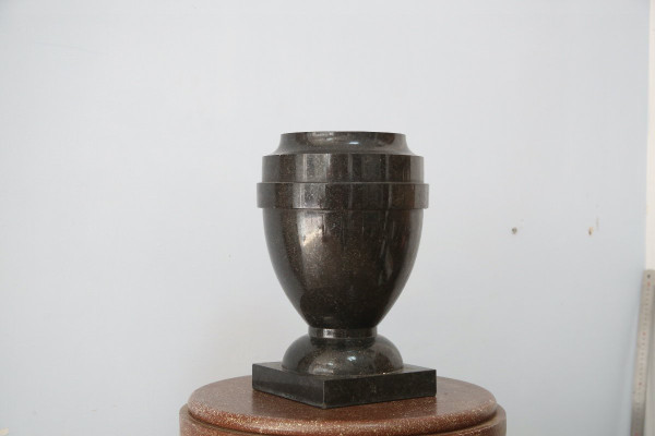 Vaso a urna in marmo nero.