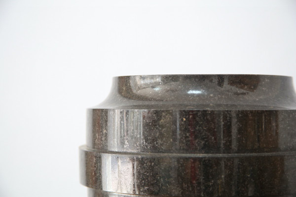 Vaso a urna in marmo nero.