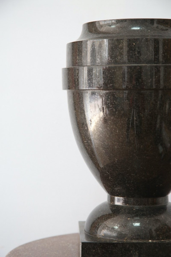 Vaso a urna in marmo nero.