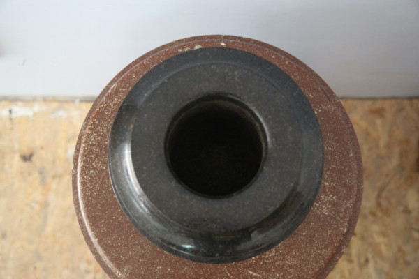 Vaso a urna in marmo nero.