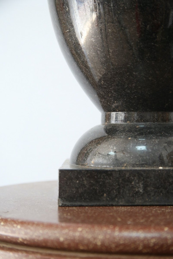 Vaso a urna in marmo nero.