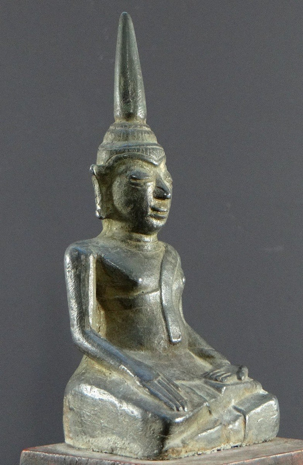 Laos, inizio XIX secolo o precedente, statua di Buddha in bronzo.