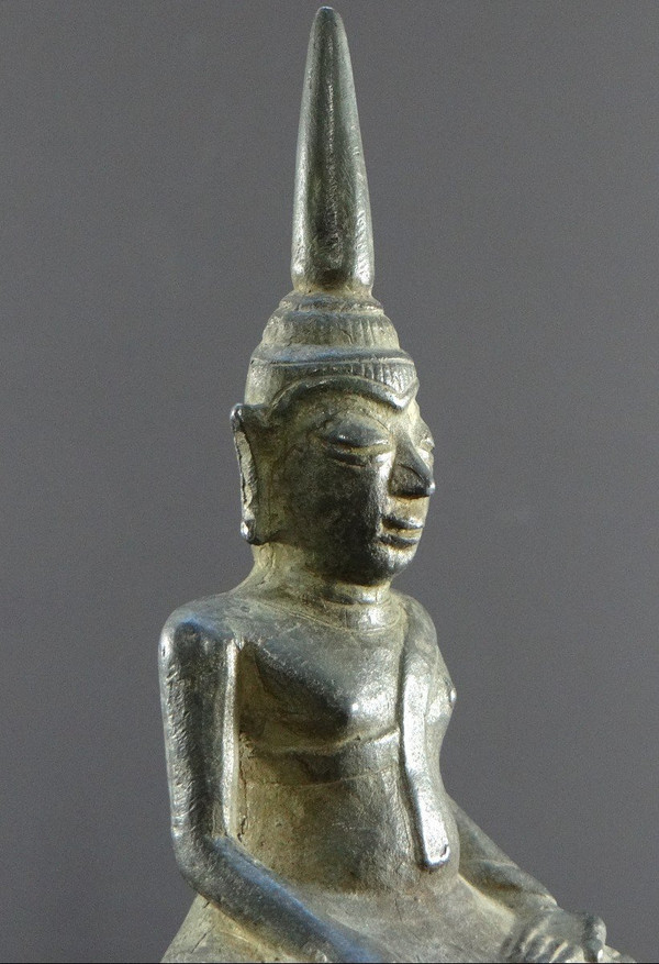 Laos, inizio XIX secolo o precedente, statua di Buddha in bronzo.