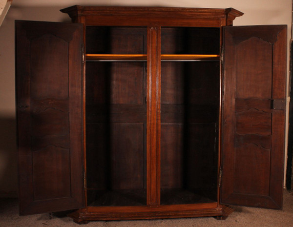 Importante Armoire Namuroise Louis XIV