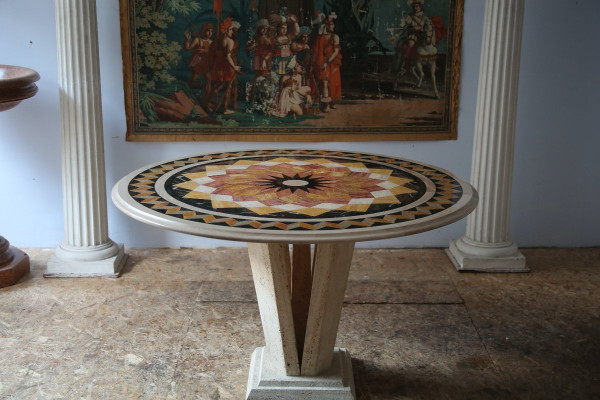 Table en travertin et marqueterie de marbre, travail Italien XXème siècle.