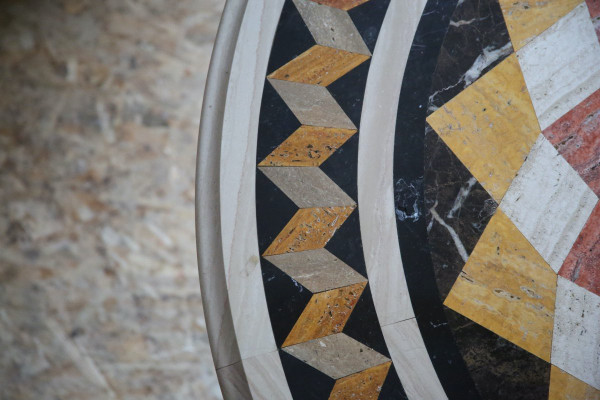 Table en travertin et marqueterie de marbre, travail Italien XXème siècle.