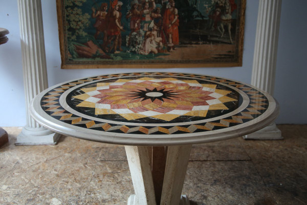 Table en travertin et marqueterie de marbre, travail Italien XXème siècle.