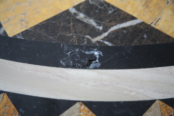 Table en travertin et marqueterie de marbre, travail Italien XXème siècle.