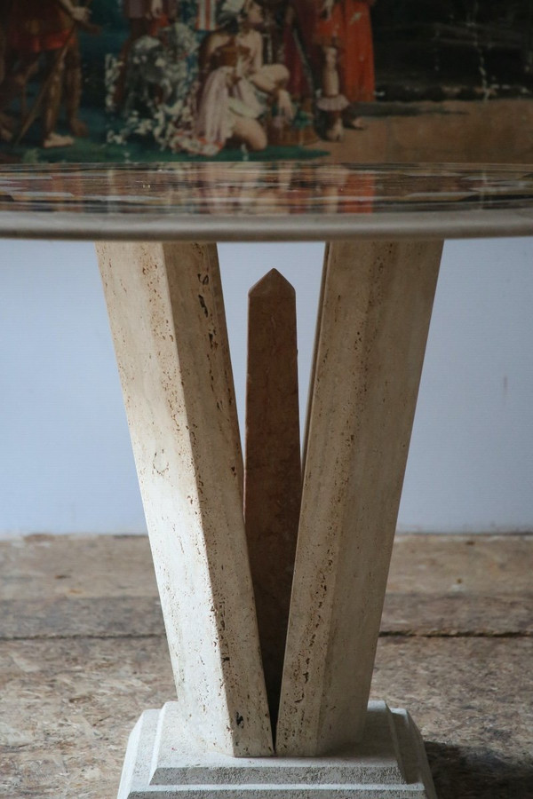 Table en travertin et marqueterie de marbre, travail Italien XXème siècle.