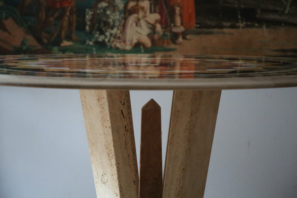 Table en travertin et marqueterie de marbre, travail Italien XXème siècle.