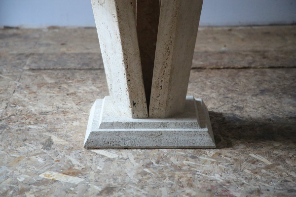 Table en travertin et marqueterie de marbre, travail Italien XXème siècle.