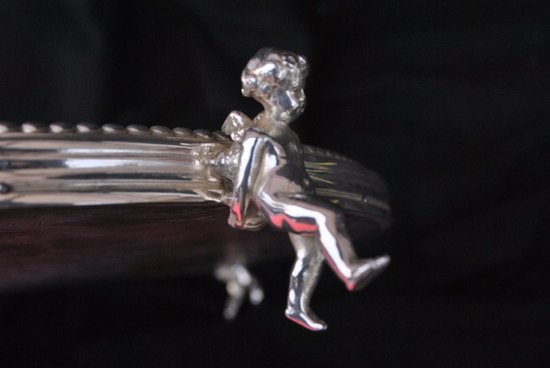 Besonders silberner Metalltisch mit vier Putten Putti XIX