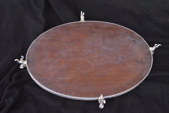Besonders silberner Metalltisch mit vier Putten Putti XIX