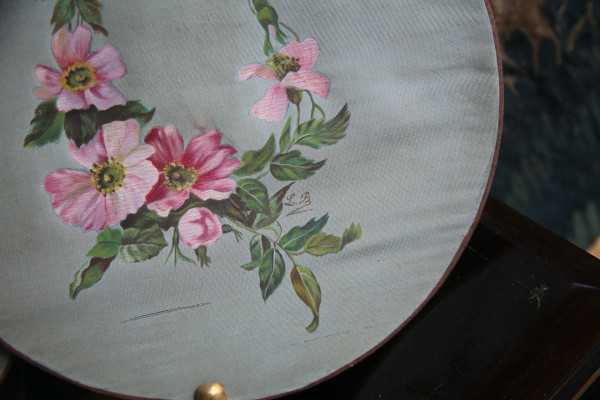 Pair of round hand screens, painting on silk signed LB, 19th century