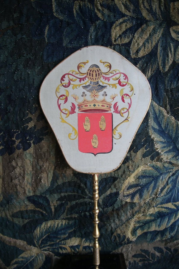 Ecran à main à la forme chantournée. Peinture sur soie, XIXème siècle