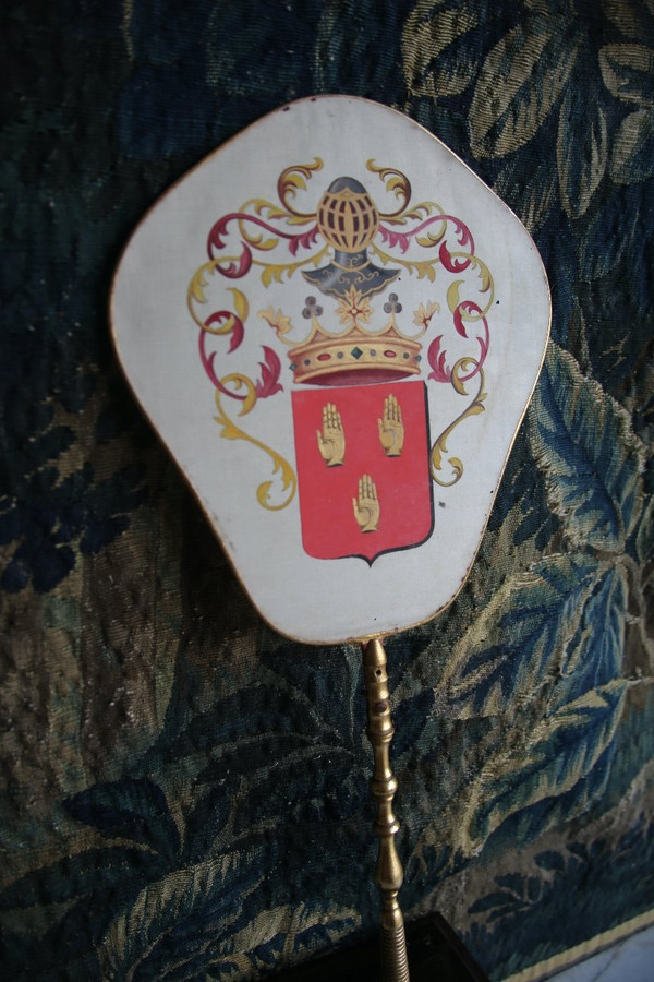 Ecran à main à la forme chantournée. Peinture sur soie, XIXème siècle