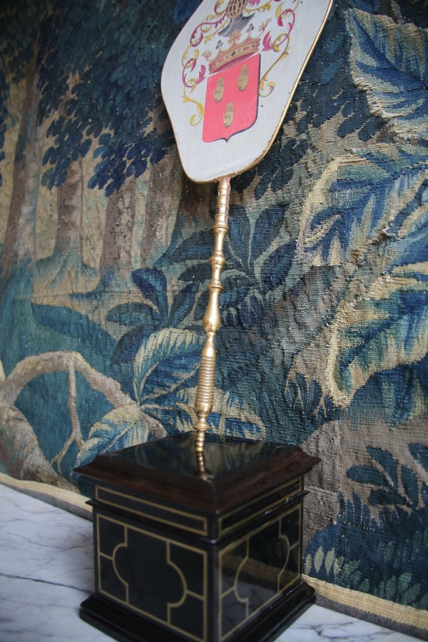 Ecran à main à la forme chantournée. Peinture sur soie, XIXème siècle