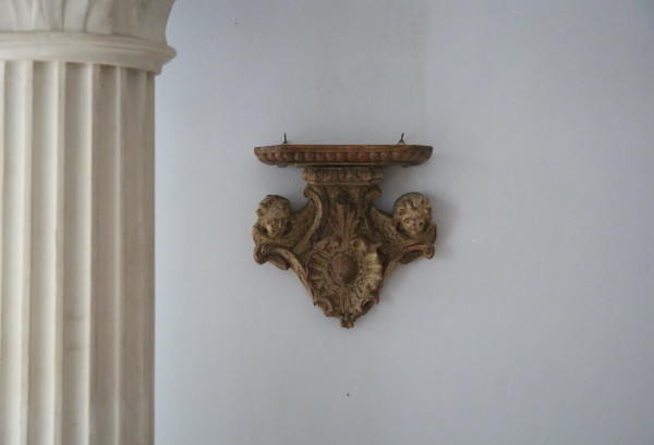 Console d'applique en noyer finement sculptée et  peinte, XVIIIe.