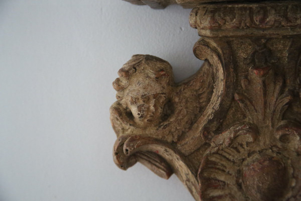 Console d'applique en noyer finement sculptée et  peinte, XVIIIe.