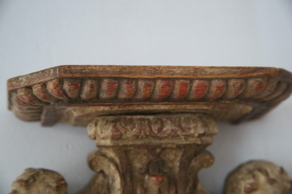 Console d'applique en noyer finement sculptée et  peinte, XVIIIe.