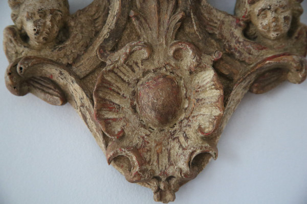 Console d'applique en noyer finement sculptée et  peinte, XVIIIe.