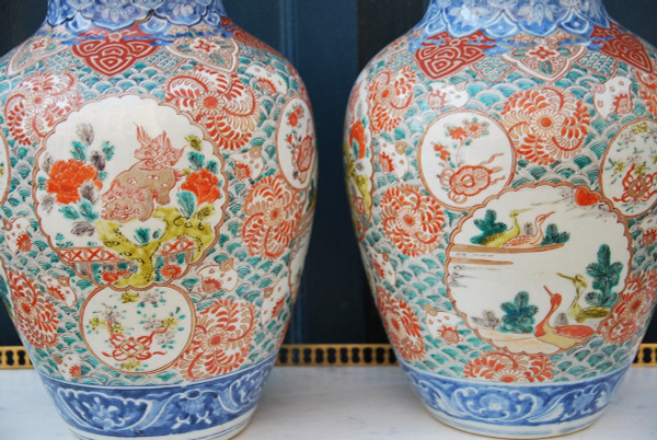 Pair De Potiche En Porcelaine Polychrome