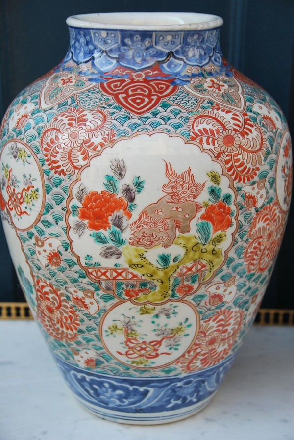 Pair De Potiche En Porcelaine Polychrome