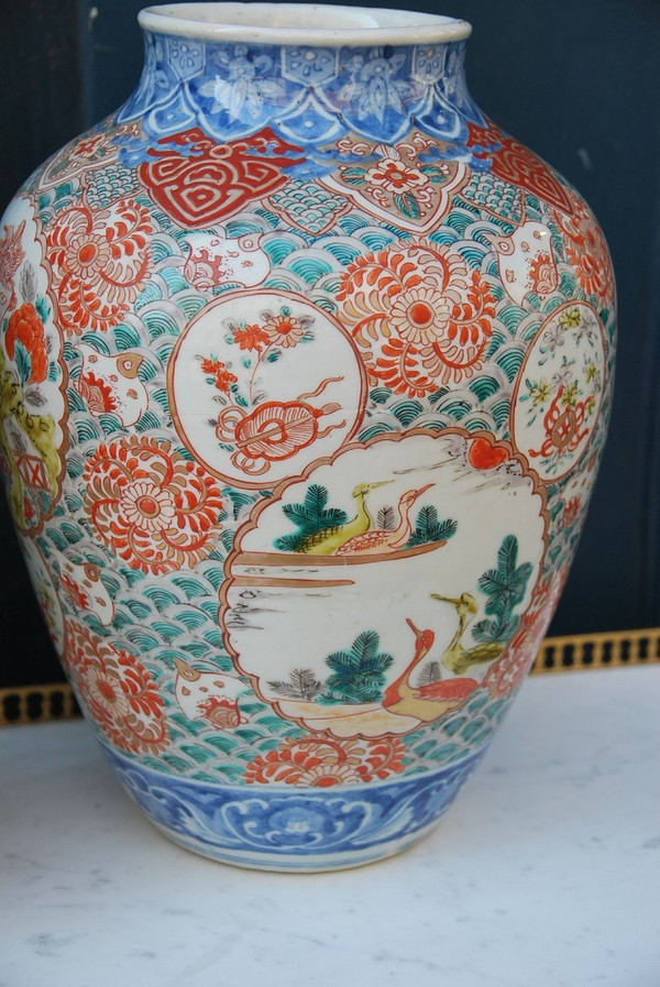 Pair De Potiche En Porcelaine Polychrome