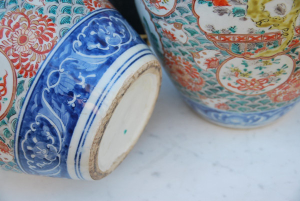 Pair De Potiche En Porcelaine Polychrome