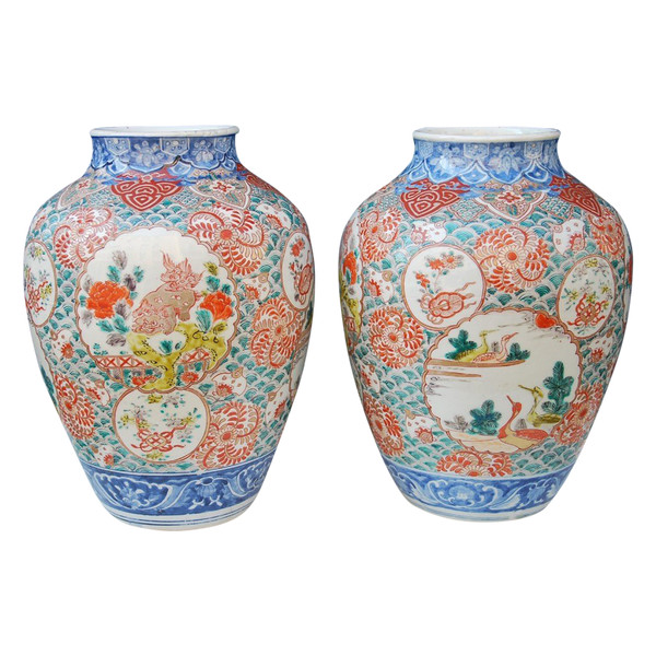Pair De Potiche En Porcelaine Polychrome