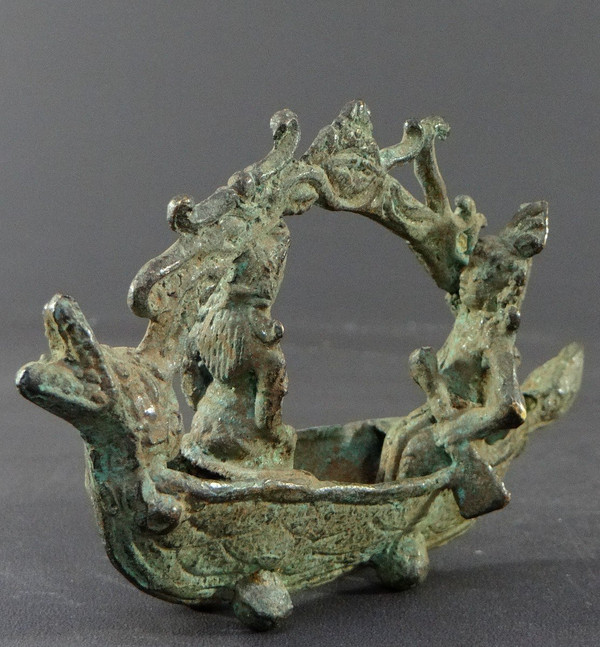Indonesia, XIX secolo o prima, scultura in bronzo raffigurante una coppia reale in una barca a spirito Majapahit