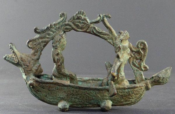 Indonesia, XIX secolo o prima, scultura in bronzo raffigurante una coppia reale in una barca a spirito Majapahit