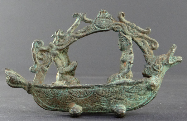 Indonesia, XIX secolo o prima, scultura in bronzo raffigurante una coppia reale in una barca a spirito Majapahit