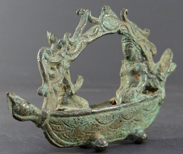 Indonesia, XIX secolo o prima, scultura in bronzo raffigurante una coppia reale in una barca a spirito Majapahit