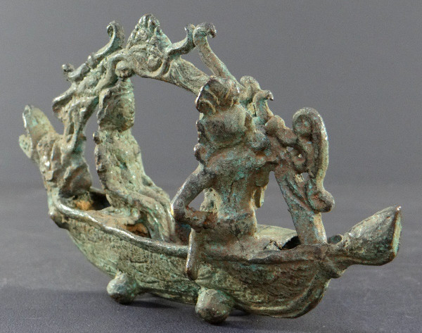 Indonesia, XIX secolo o prima, scultura in bronzo raffigurante una coppia reale in una barca a spirito Majapahit