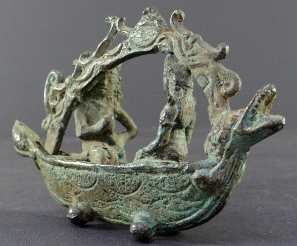 Indonesia, XIX secolo o prima, scultura in bronzo raffigurante una coppia reale in una barca a spirito Majapahit