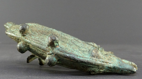 Indonesia, XIX secolo o prima, scultura in bronzo raffigurante una coppia reale in una barca a spirito Majapahit