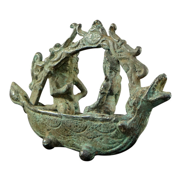 Indonesia, XIX secolo o prima, scultura in bronzo raffigurante una coppia reale in una barca a spirito Majapahit