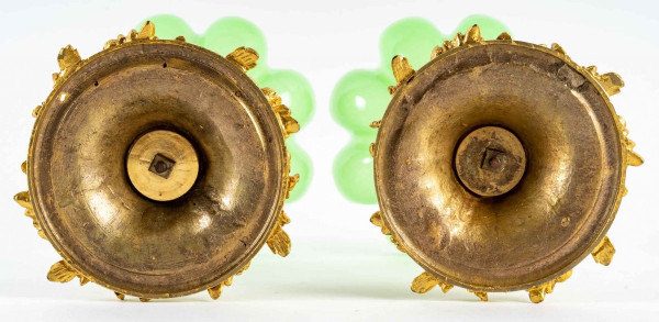 Une Paire De Coupes En Opaline Vert Charles X