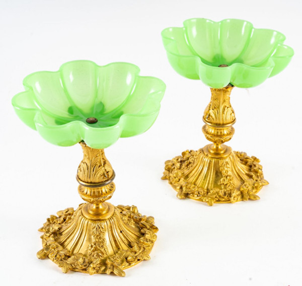 Une Paire De Coupes En Opaline Vert Charles X