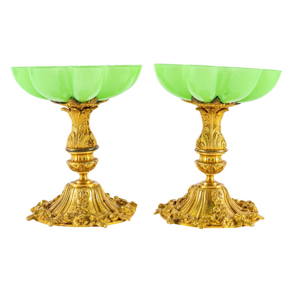 Une Paire De Coupes En Opaline Vert Charles X