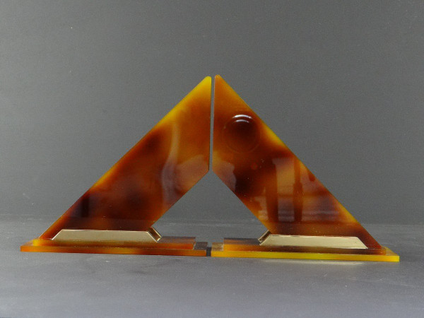 Frankreich, 1960er Jahre, Paar modernistische Buchstützen aus Plexiglas und goldenem Metall.