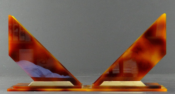 Frankreich, 1960er Jahre, Paar modernistische Buchstützen aus Plexiglas und goldenem Metall.