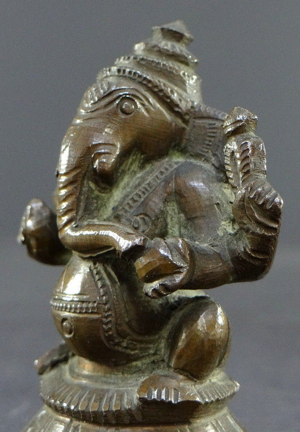 Inde, XIXème Siècle, Ancienne Petite Statue De Ganesh En Bronze.