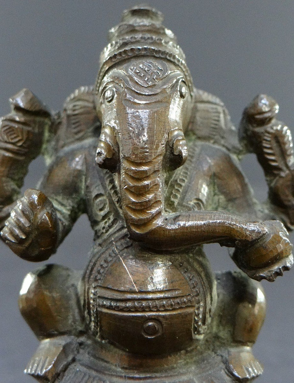 Inde, XIXème Siècle, Ancienne Petite Statue De Ganesh En Bronze.