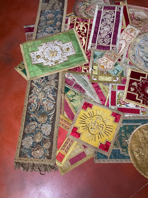 Viele Tischläufer aus alten Stoffen und Wandteppichen