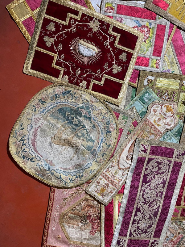 Viele Tischläufer aus alten Stoffen und Wandteppichen