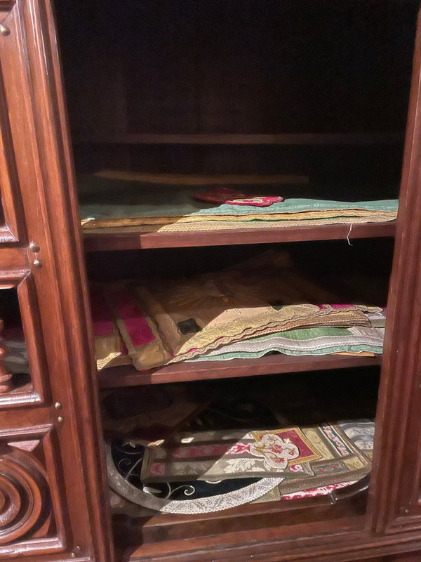Viele Tischläufer aus alten Stoffen und Wandteppichen