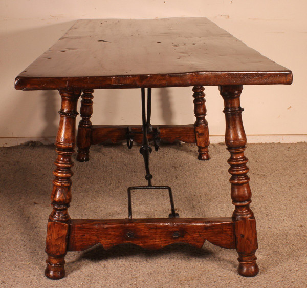 Table Espagnol Du 17° Siècle En Chêne Et Châtaignier