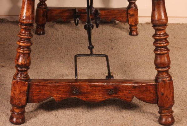 Table Espagnol Du 17° Siècle En Chêne Et Châtaignier